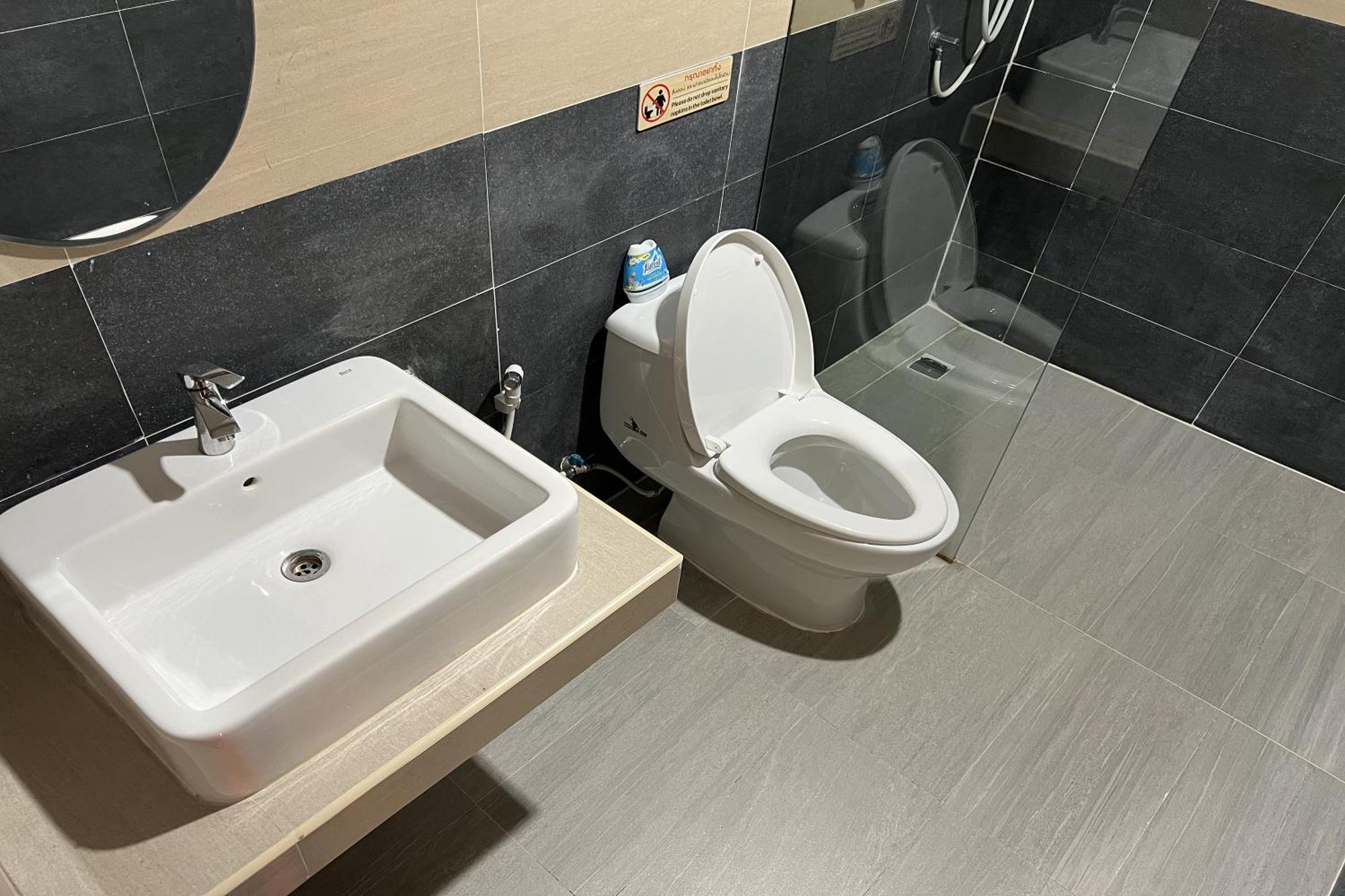V Tharm Hotel Удон Тани Екстериор снимка