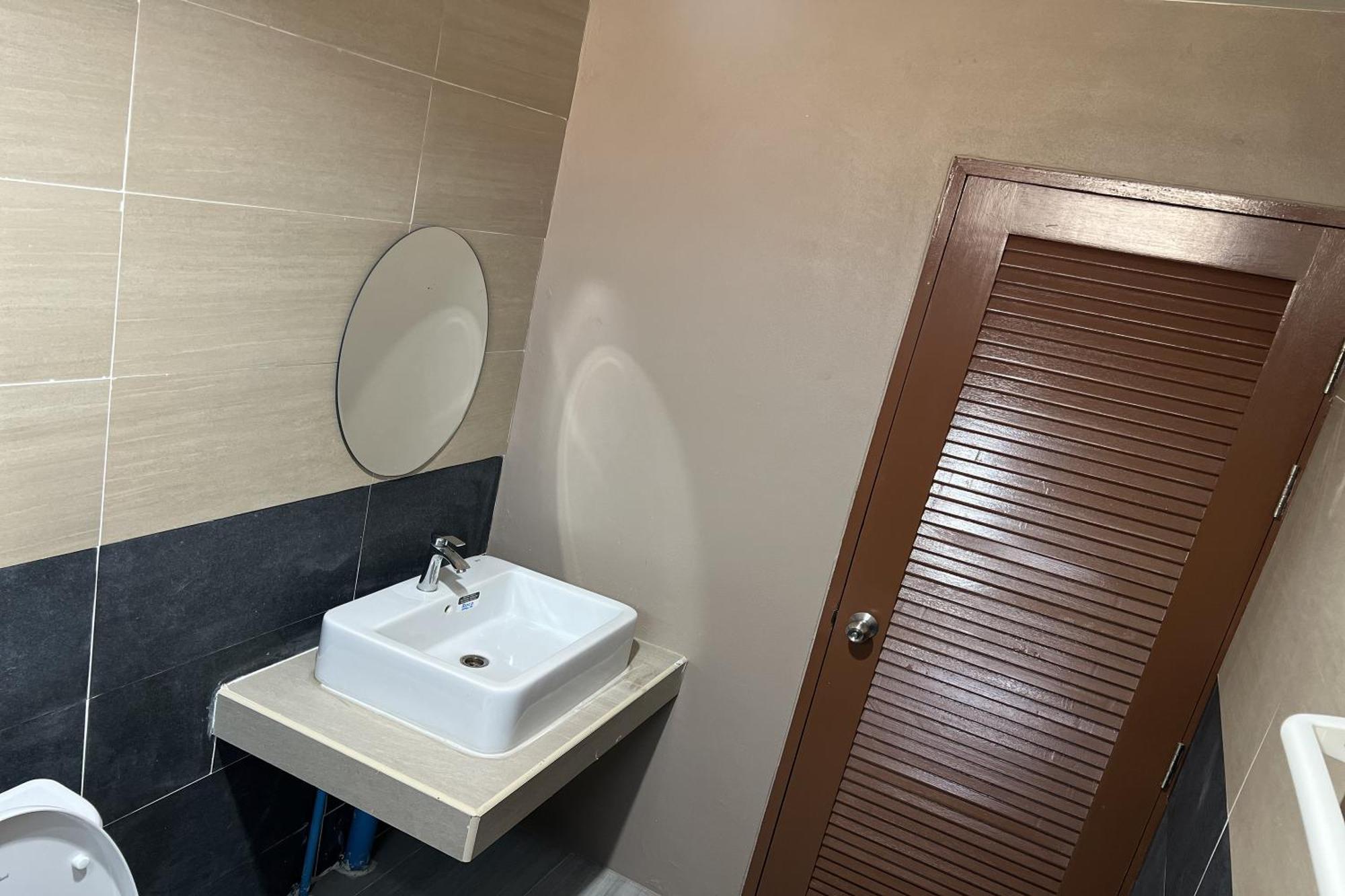 V Tharm Hotel Удон Тани Екстериор снимка