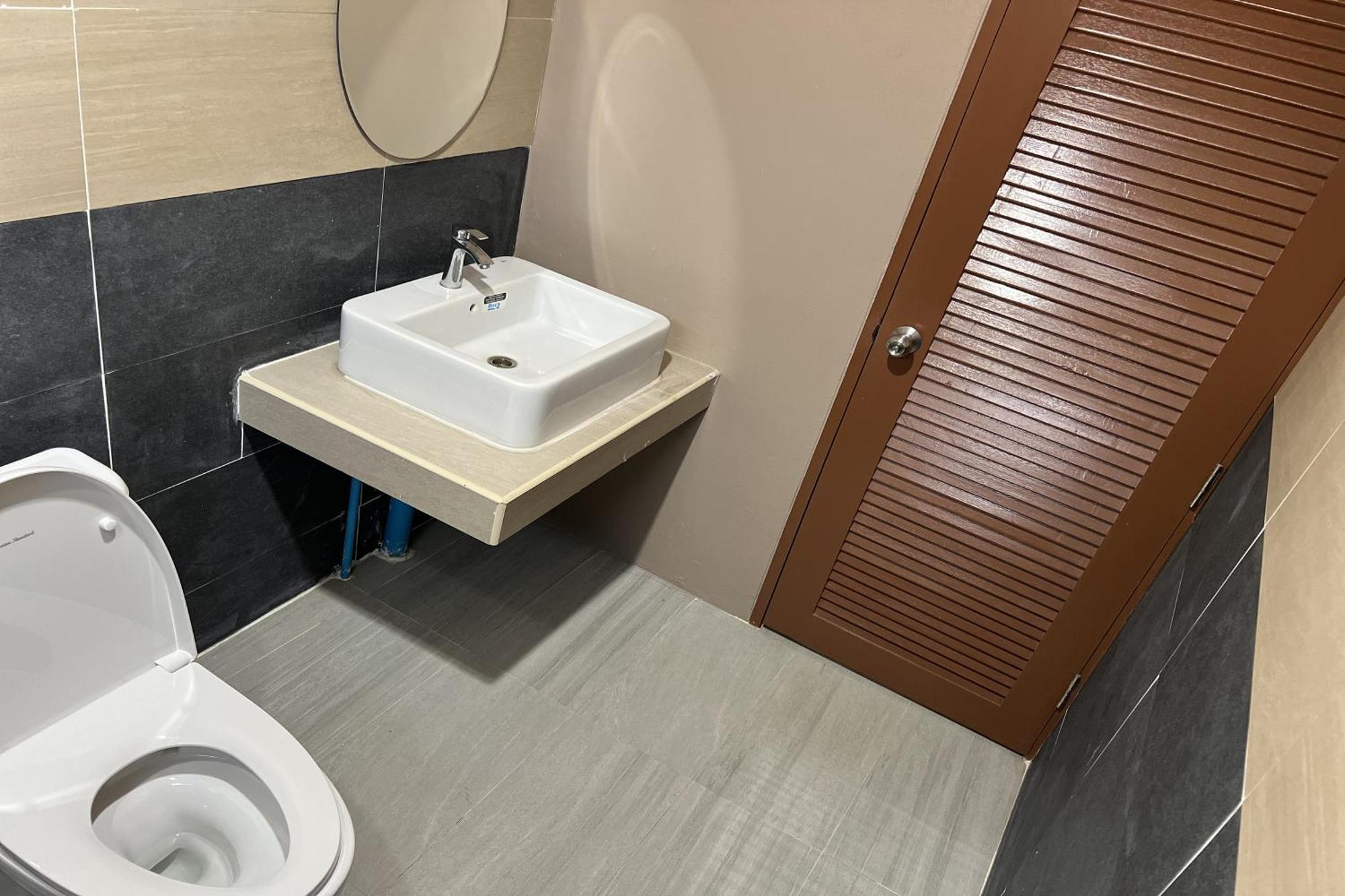 V Tharm Hotel Удон Тани Екстериор снимка